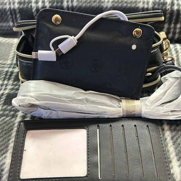 Adrienne Vittadini Studio  Cross body with charging pack - Picture 8 of 16